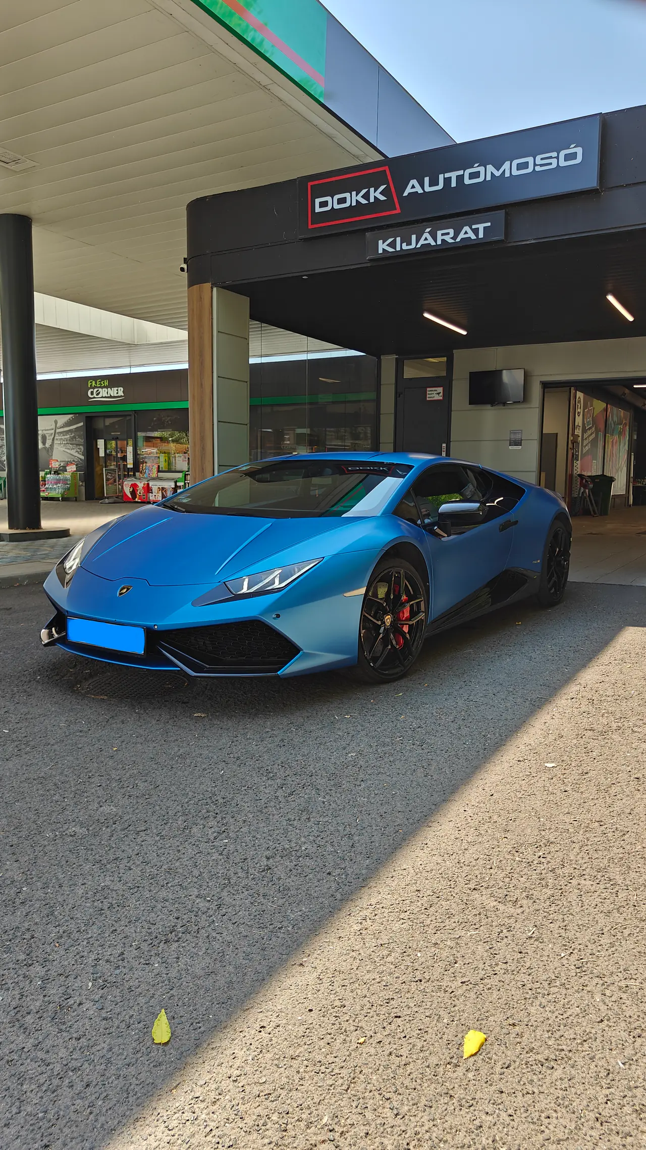 Kék Lamborghini Huracán frissen mosva a kijárat alatt