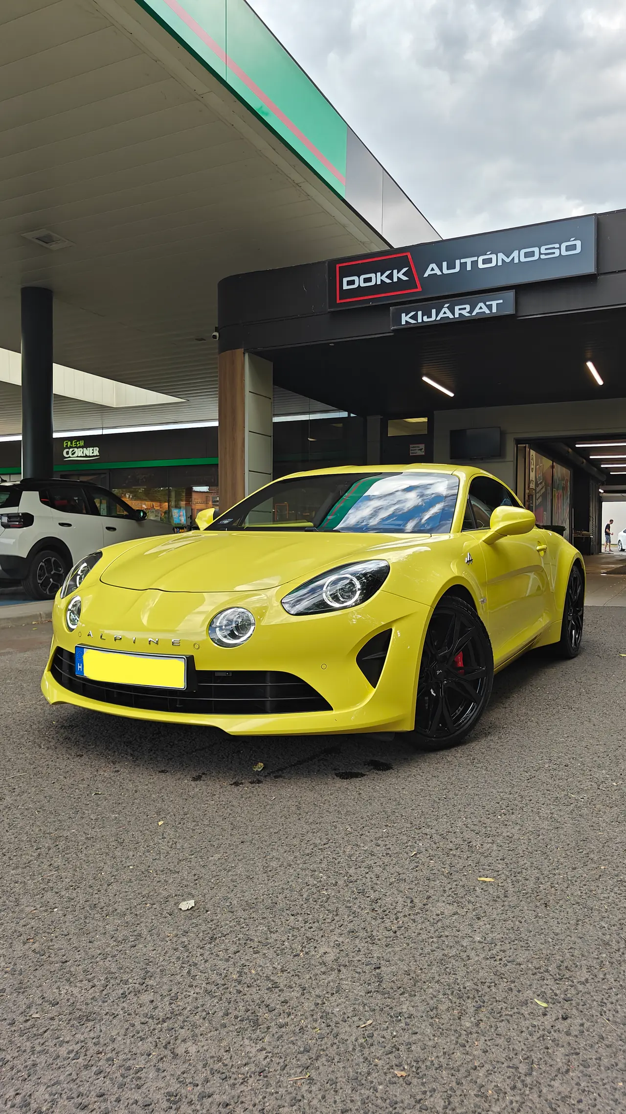 Sárga Alpine A110 a mosó kijárata alatt